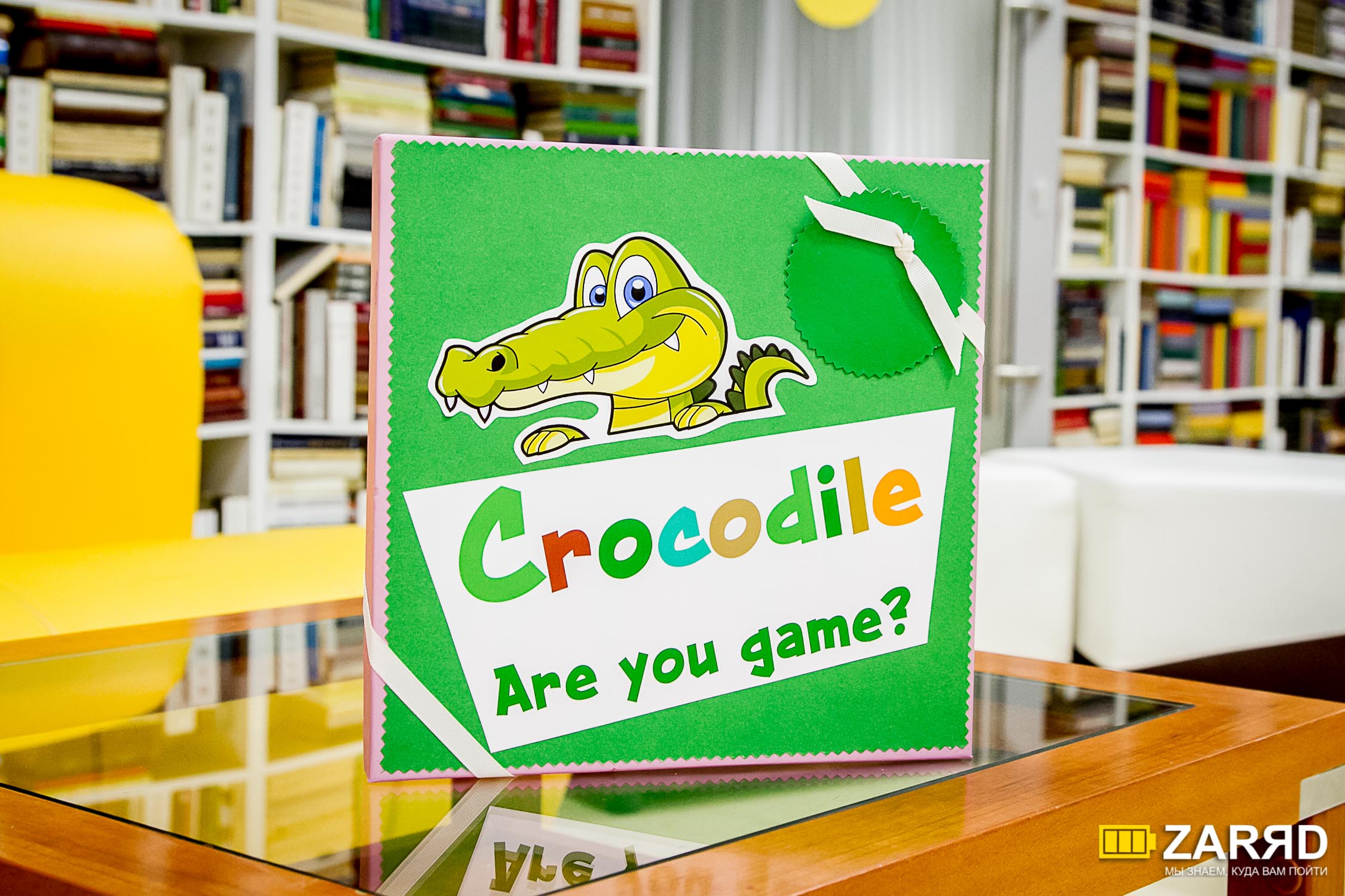 Крокодил на английском языке игра. Кафе веселый крокодил Англия. Игра крокодил на англ. Учебник по английскому с крокодилом.